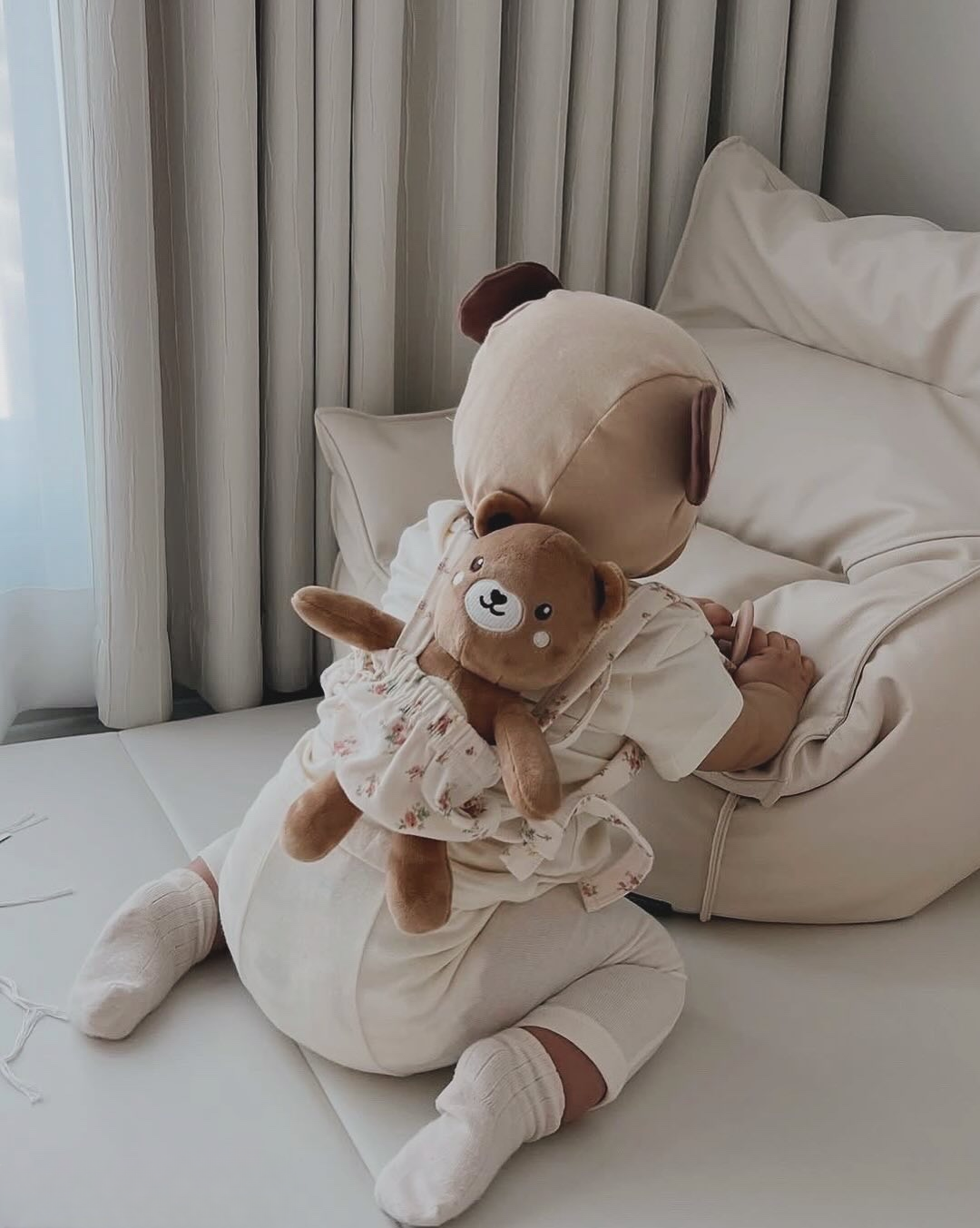 ikii Friends Animal & Carrier & Bib Floral 3-Piece Gift Set